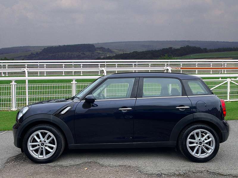 A 2015 MINI COUNTRYMAN COOPER D BUSINESS A 2015 MINI COUNTRYMAN COOPER D BUSINESS