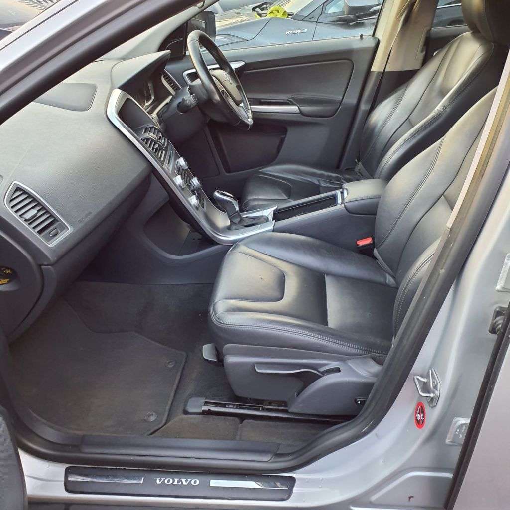 A 2017 VOLVO XC60 2.0 D4 SE LUX NAV 5d 188 BHP AUTOMATIC ULEZ FREE EURO 6 A 2017 VOLVO XC60 2.0 D4 SE LUX NAV 5d 188 BHP AUTOMATIC ULEZ FREE EURO 6