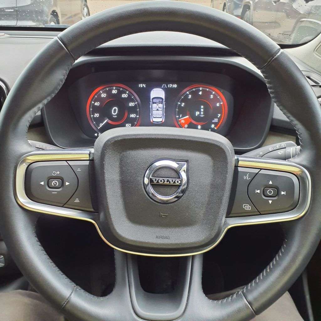 2020 VOLVO XC40 2020 VOLVO XC40