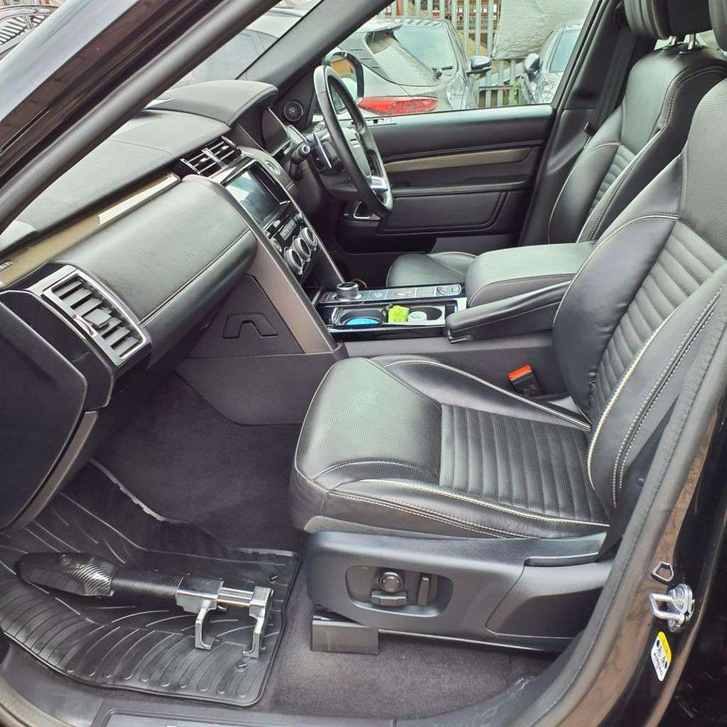 A 2020 LAND ROVER DISCOVERY 3.0 SD V6 HSE Luxury SUV 5dr Diesel Auto 4WD Euro 6 (s/s) (306 ps) 6 MONTHS A 2020 LAND ROVER DISCOVERY 3.0 SD V6 HSE Luxury SUV 5dr Diesel Auto 4WD Euro 6 (s/s) (306 ps) 6 MONTHS