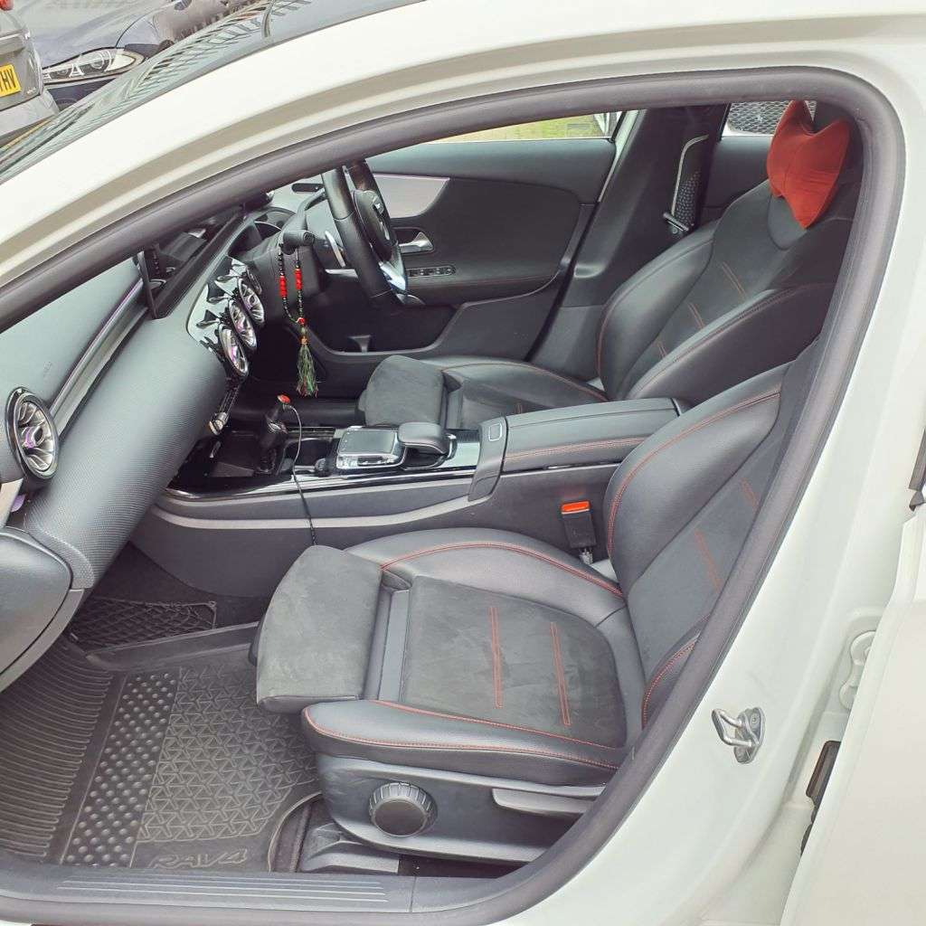 A 2019 MERCEDES-BENZ A-CLASS 1.3 A200 AMG Line (Premium) Hatchback 5dr Petrol 7G-DCT Euro 6 (s/s) (163 p A 2019 MERCEDES-BENZ A-CLASS 1.3 A200 AMG Line (Premium) Hatchback 5dr Petrol 7G-DCT Euro 6 (s/s) (163 p