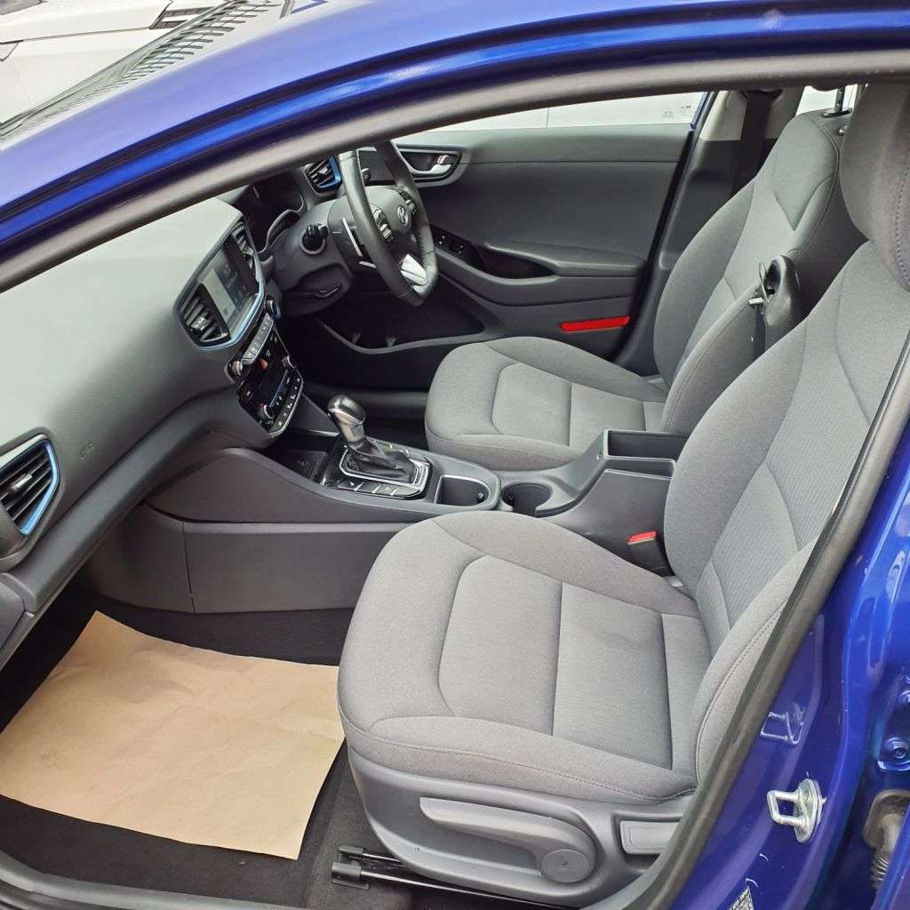 A 2018 HYUNDAI IONIQ 1.6 h-GDi GPF Premium Hatchback 5dr Petrol Hybrid DCT Euro 6 (s/s) (141 ps) A 2018 HYUNDAI IONIQ 1.6 h-GDi GPF Premium Hatchback 5dr Petrol Hybrid DCT Euro 6 (s/s) (141 ps)