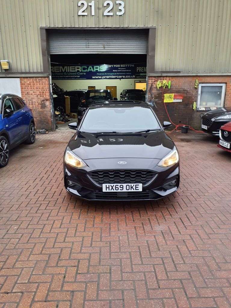 A 2019 FORD FOCUS 1.0T EcoBoost ST-Line X Hatchback 5dr Petrol Auto Euro 6 (s/s) (125 ps) 6 M A 2019 FORD FOCUS 1.0T EcoBoost ST-Line X Hatchback 5dr Petrol Auto Euro 6 (s/s) (125 ps) 6 M