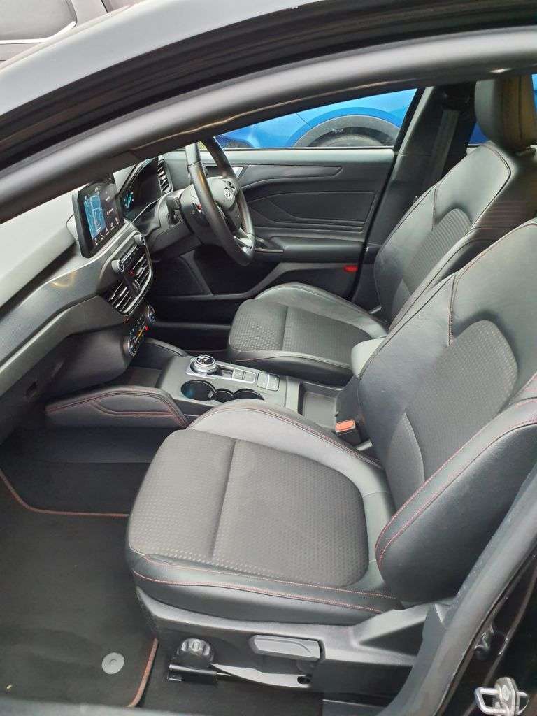 A 2019 FORD FOCUS 1.0T EcoBoost ST-Line X Hatchback 5dr Petrol Auto Euro 6 (s/s) (125 ps) 6 M A 2019 FORD FOCUS 1.0T EcoBoost ST-Line X Hatchback 5dr Petrol Auto Euro 6 (s/s) (125 ps) 6 M