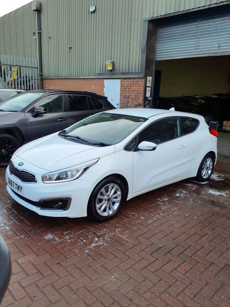 A 2017 KIA PROCEED 1.6 CRDi 2 Hatchback 3dr Diesel Manual Euro 6 (s/s) (134 bhp) 3 MONTHS WARR A 2017 KIA PROCEED 1.6 CRDi 2 Hatchback 3dr Diesel Manual Euro 6 (s/s) (134 bhp) 3 MONTHS WARR