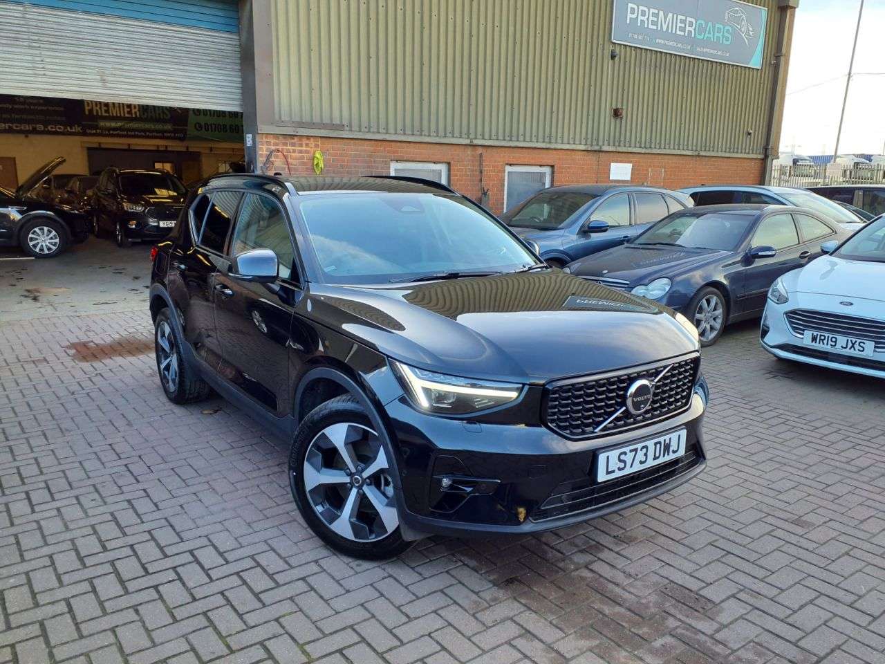 A 2023 VOLVO XC40 2.0 B4 MHEV Ultimate SUV 5dr Petrol Hybrid DCT Auto Euro 6 (s/s) (197 ps) A 2023 VOLVO XC40 2.0 B4 MHEV Ultimate SUV 5dr Petrol Hybrid DCT Auto Euro 6 (s/s) (197 ps)
