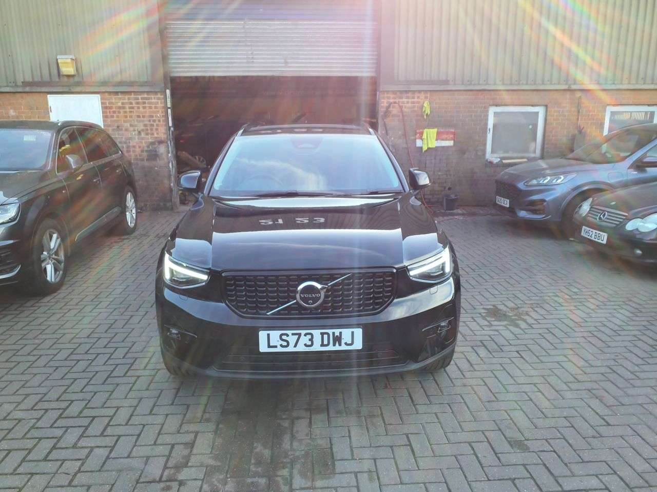 A 2023 VOLVO XC40 2.0 B4 MHEV Ultimate SUV 5dr Petrol Hybrid DCT Auto Euro 6 (s/s) (197 ps) A 2023 VOLVO XC40 2.0 B4 MHEV Ultimate SUV 5dr Petrol Hybrid DCT Auto Euro 6 (s/s) (197 ps)