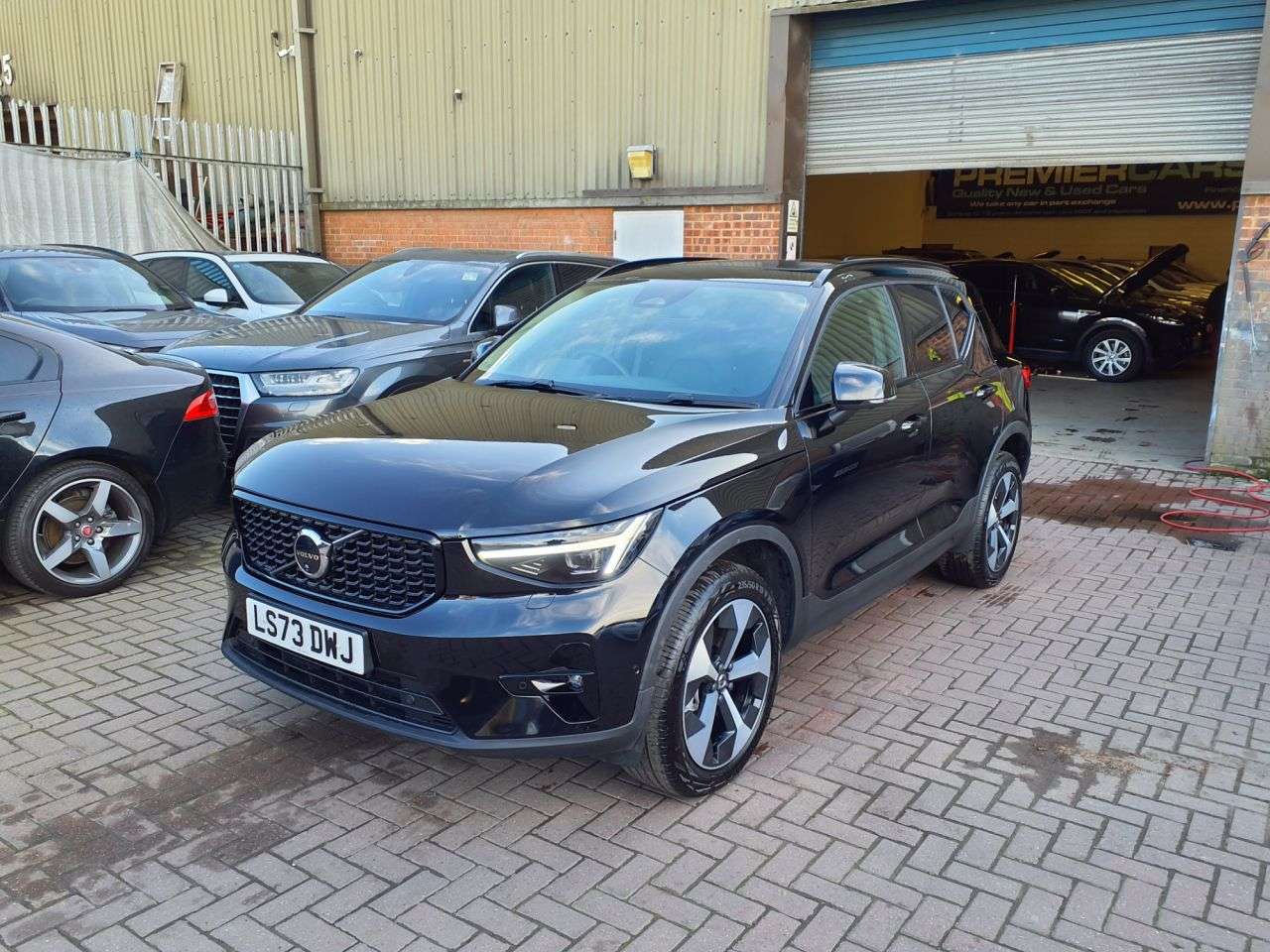 A 2023 VOLVO XC40 2.0 B4 MHEV Ultimate SUV 5dr Petrol Hybrid DCT Auto Euro 6 (s/s) (197 ps) A 2023 VOLVO XC40 2.0 B4 MHEV Ultimate SUV 5dr Petrol Hybrid DCT Auto Euro 6 (s/s) (197 ps)