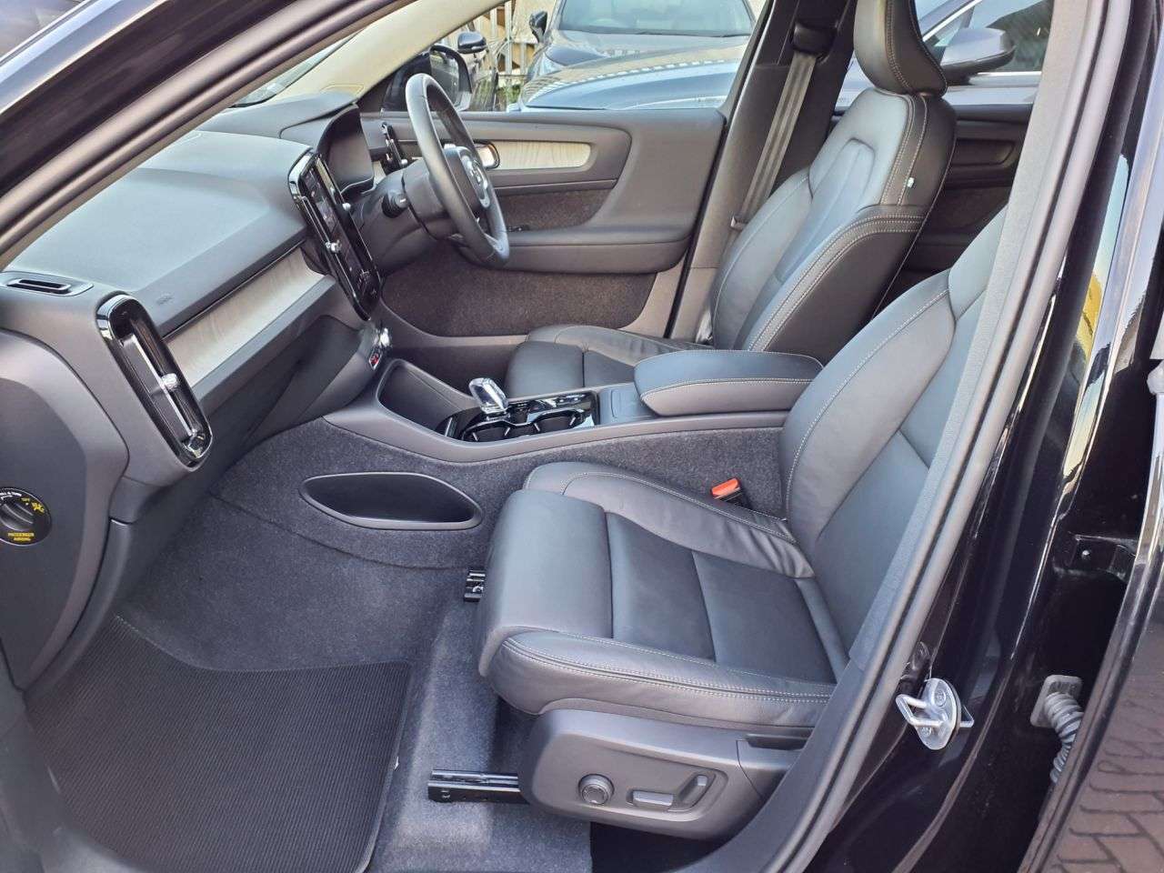 A 2023 VOLVO XC40 2.0 B4 MHEV Ultimate SUV 5dr Petrol Hybrid DCT Auto Euro 6 (s/s) (197 ps) A 2023 VOLVO XC40 2.0 B4 MHEV Ultimate SUV 5dr Petrol Hybrid DCT Auto Euro 6 (s/s) (197 ps)