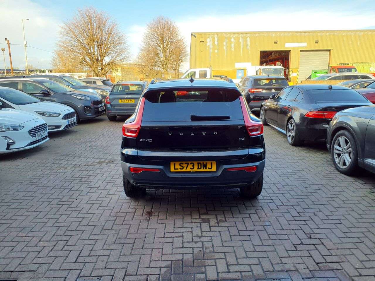 2023 VOLVO XC40 2023 VOLVO XC40