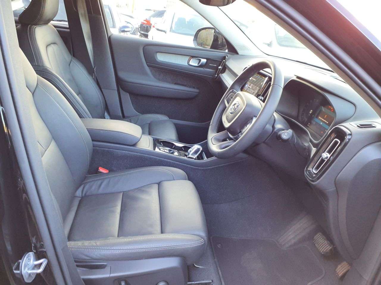 2023 VOLVO XC40 2023 VOLVO XC40