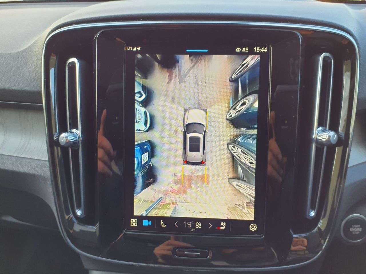 2023 VOLVO XC40 2023 VOLVO XC40