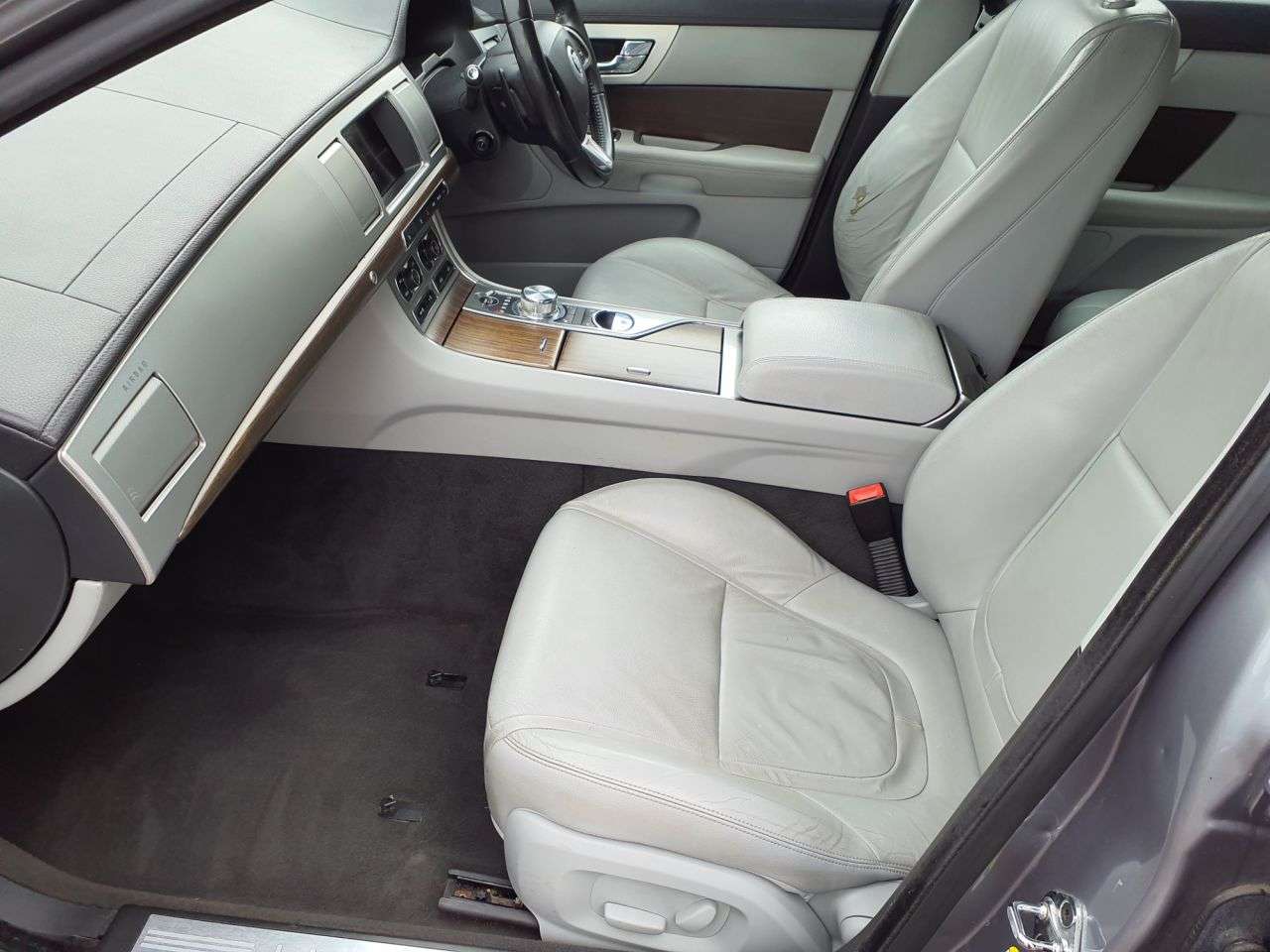 A 2012 JAGUAR XF 3.0d V6 Luxury Saloon 4dr Diesel Auto Euro 5 (240 ps) 3 MONTHS WARRANTY A 2012 JAGUAR XF 3.0d V6 Luxury Saloon 4dr Diesel Auto Euro 5 (240 ps) 3 MONTHS WARRANTY