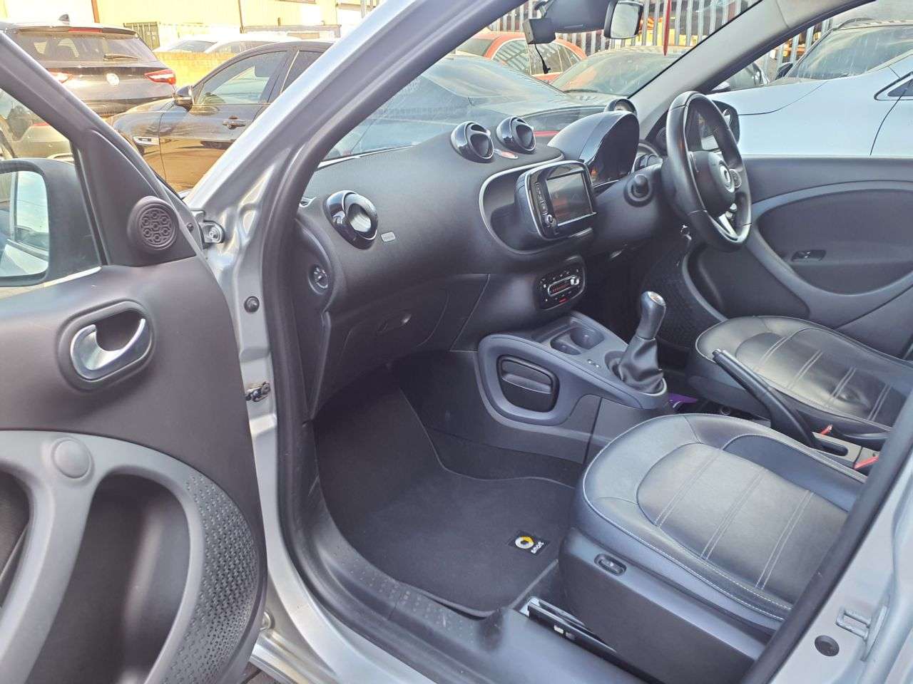 A 2016 SMART FORFOUR 1.0 Prime Night Sky (Premium) Hatchback 5dr Petrol Manual Euro 6 (s/s) (71 A 2016 SMART FORFOUR 1.0 Prime Night Sky (Premium) Hatchback 5dr Petrol Manual Euro 6 (s/s) (71