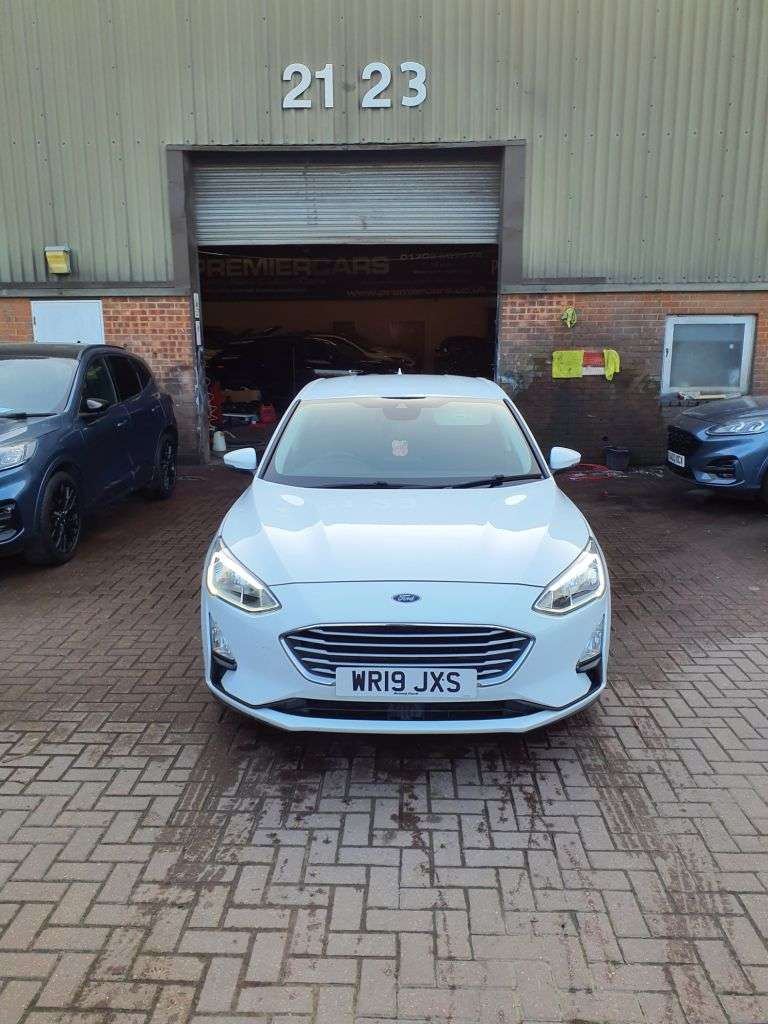 A 2019 FORD FOCUS 1.0T EcoBoost Zetec Hatchback 5dr Petrol Auto Euro 6 (s/s) (125 ps) 6 MONTH A 2019 FORD FOCUS 1.0T EcoBoost Zetec Hatchback 5dr Petrol Auto Euro 6 (s/s) (125 ps) 6 MONTH