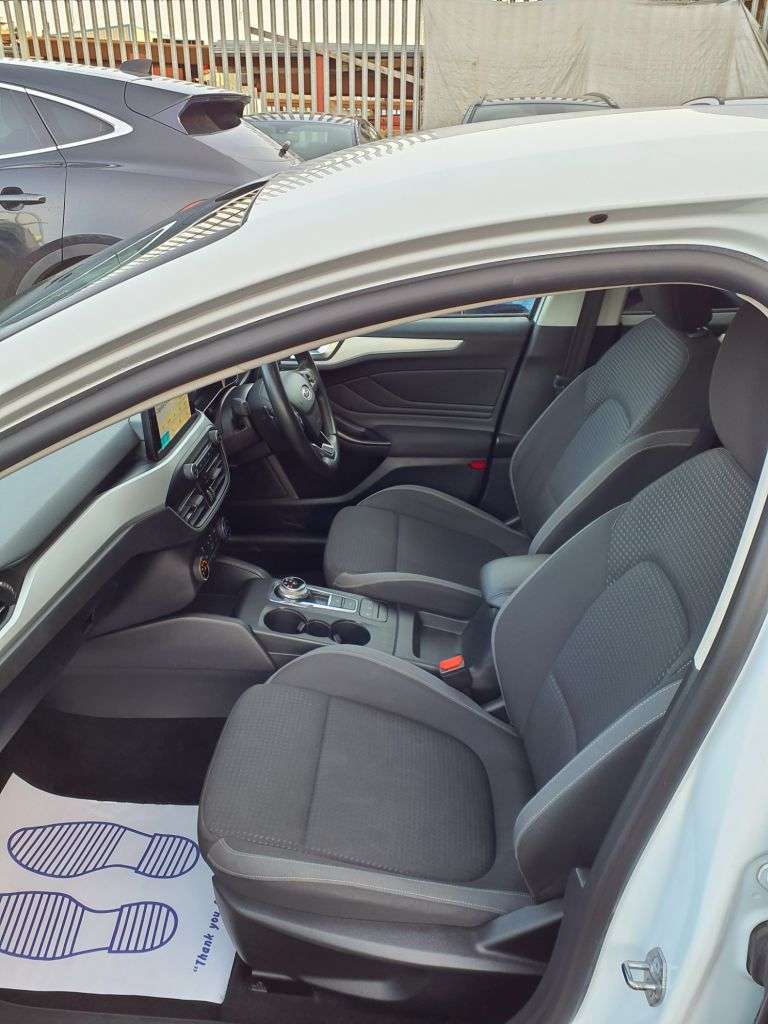A 2019 FORD FOCUS 1.0T EcoBoost Zetec Hatchback 5dr Petrol Auto Euro 6 (s/s) (125 ps) 6 MONTH A 2019 FORD FOCUS 1.0T EcoBoost Zetec Hatchback 5dr Petrol Auto Euro 6 (s/s) (125 ps) 6 MONTH