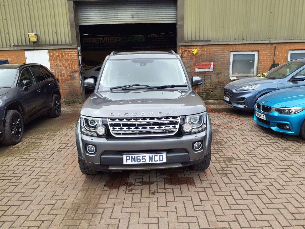 A 2015 LAND ROVER DISCOVERY 4 3.0 SD V6 HSE Luxury SUV 5dr Diesel Auto 4WD Euro 6 (s/s) (256 bhp) 6 MONTH A 2015 LAND ROVER DISCOVERY 4 3.0 SD V6 HSE Luxury SUV 5dr Diesel Auto 4WD Euro 6 (s/s) (256 bhp) 6 MONTH