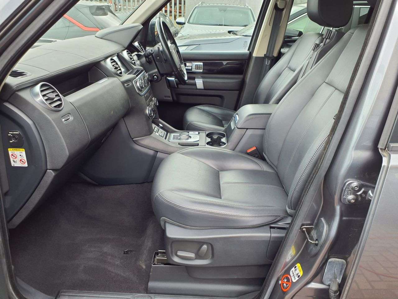 A 2015 LAND ROVER DISCOVERY 4 3.0 SD V6 HSE Luxury SUV 5dr Diesel Auto 4WD Euro 6 (s/s) (256 bhp) 6 MONTH A 2015 LAND ROVER DISCOVERY 4 3.0 SD V6 HSE Luxury SUV 5dr Diesel Auto 4WD Euro 6 (s/s) (256 bhp) 6 MONTH