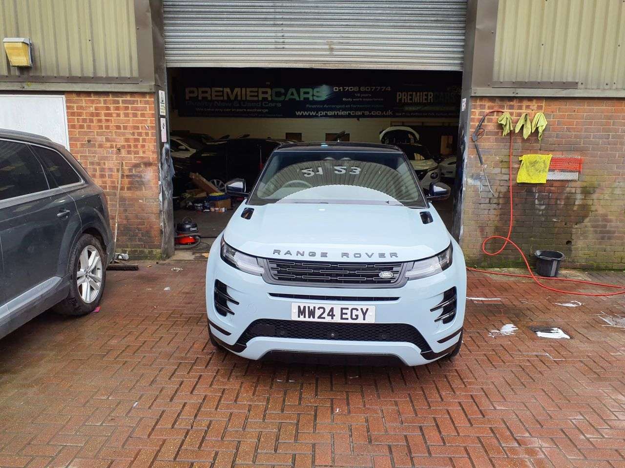 A 2024 LAND ROVER RANGE ROVER EVOQUE 2.0 D200 MHEV Dynamic SE SUV 5dr Diesel Auto 4WD Euro 6 (s/s) (204 ps) 6 MO A 2024 LAND ROVER RANGE ROVER EVOQUE 2.0 D200 MHEV Dynamic SE SUV 5dr Diesel Auto 4WD Euro 6 (s/s) (204 ps) 6 MO