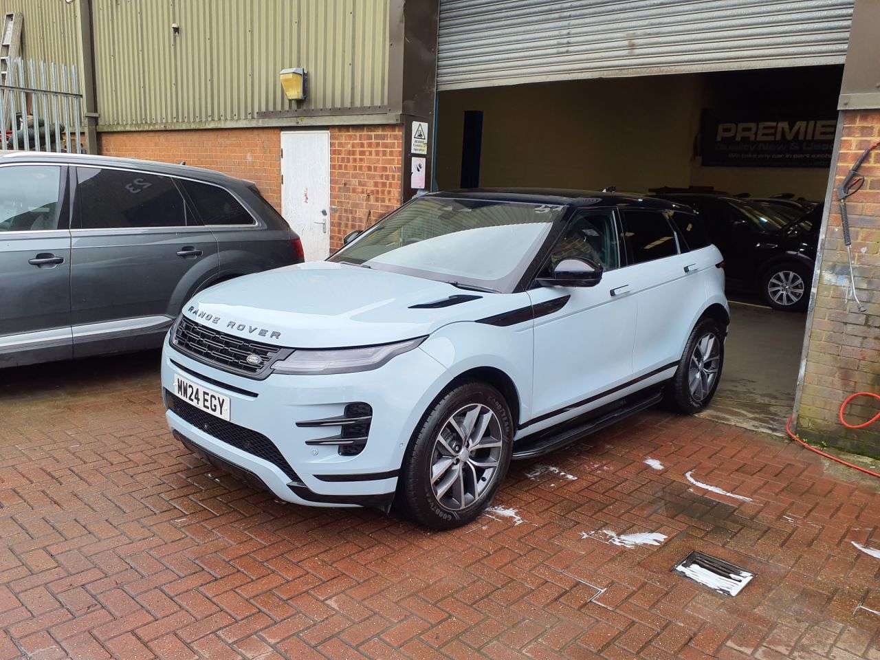 A 2024 LAND ROVER RANGE ROVER EVOQUE 2.0 D200 MHEV Dynamic SE SUV 5dr Diesel Auto 4WD Euro 6 (s/s) (204 ps) 6 MO A 2024 LAND ROVER RANGE ROVER EVOQUE 2.0 D200 MHEV Dynamic SE SUV 5dr Diesel Auto 4WD Euro 6 (s/s) (204 ps) 6 MO