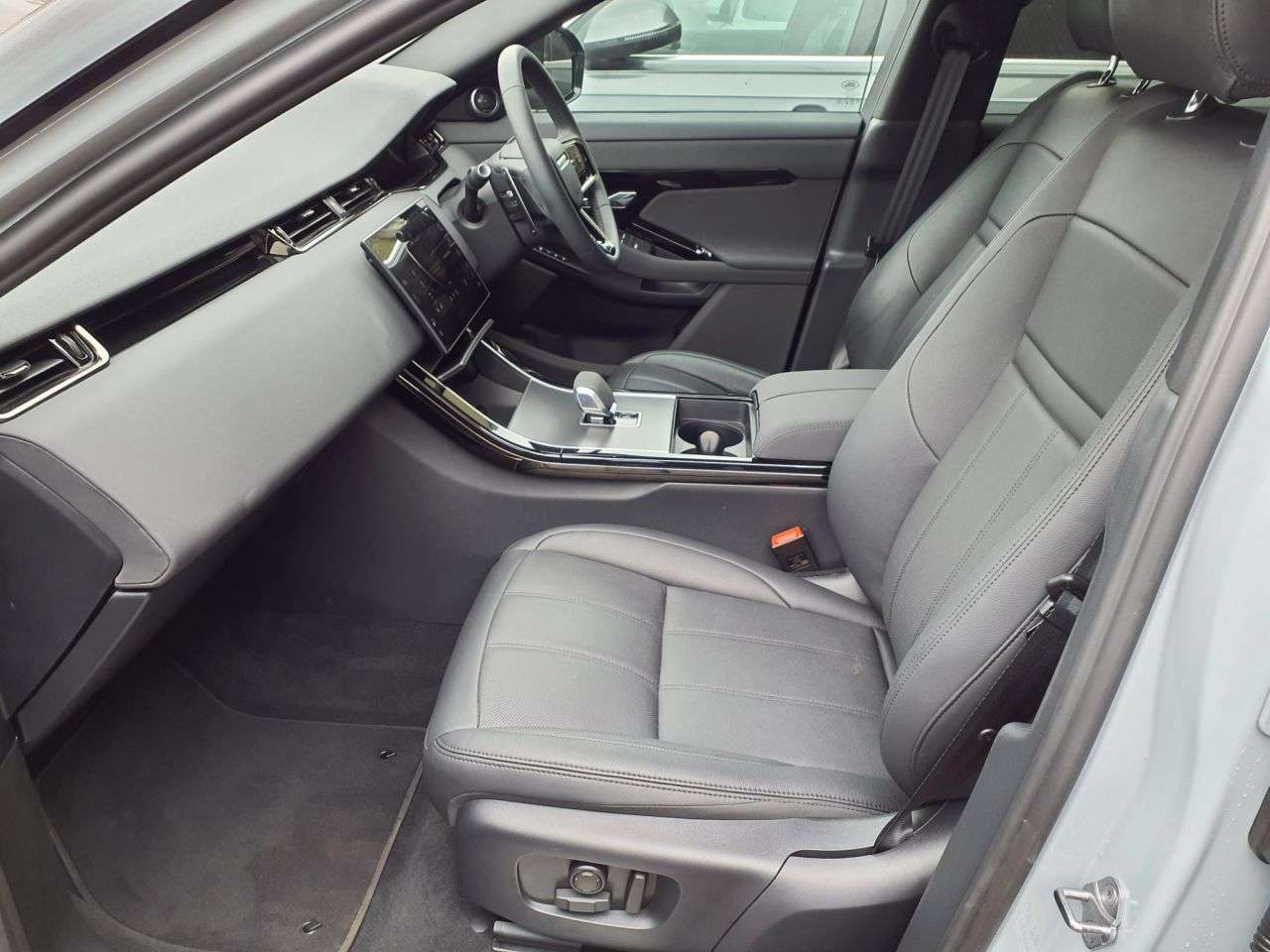 A 2024 LAND ROVER RANGE ROVER EVOQUE 2.0 D200 MHEV Dynamic SE SUV 5dr Diesel Auto 4WD Euro 6 (s/s) (204 ps) 6 MO A 2024 LAND ROVER RANGE ROVER EVOQUE 2.0 D200 MHEV Dynamic SE SUV 5dr Diesel Auto 4WD Euro 6 (s/s) (204 ps) 6 MO