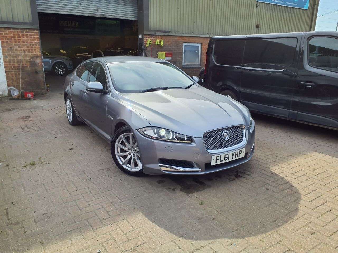 A 2011 JAGUAR XF 2.2d Luxury Saloon 4dr Diesel Auto Euro 5 (s/s) (190 ps) GREAT CONDITION AI A 2011 JAGUAR XF 2.2d Luxury Saloon 4dr Diesel Auto Euro 5 (s/s) (190 ps) GREAT CONDITION AI