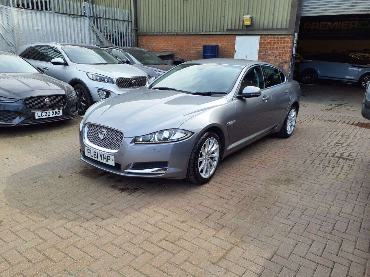 A 2011 JAGUAR XF 2.2d Luxury Saloon 4dr Diesel Auto Euro 5 (s/s) (190 ps) GREAT CONDITION AI A 2011 JAGUAR XF 2.2d Luxury Saloon 4dr Diesel Auto Euro 5 (s/s) (190 ps) GREAT CONDITION AI