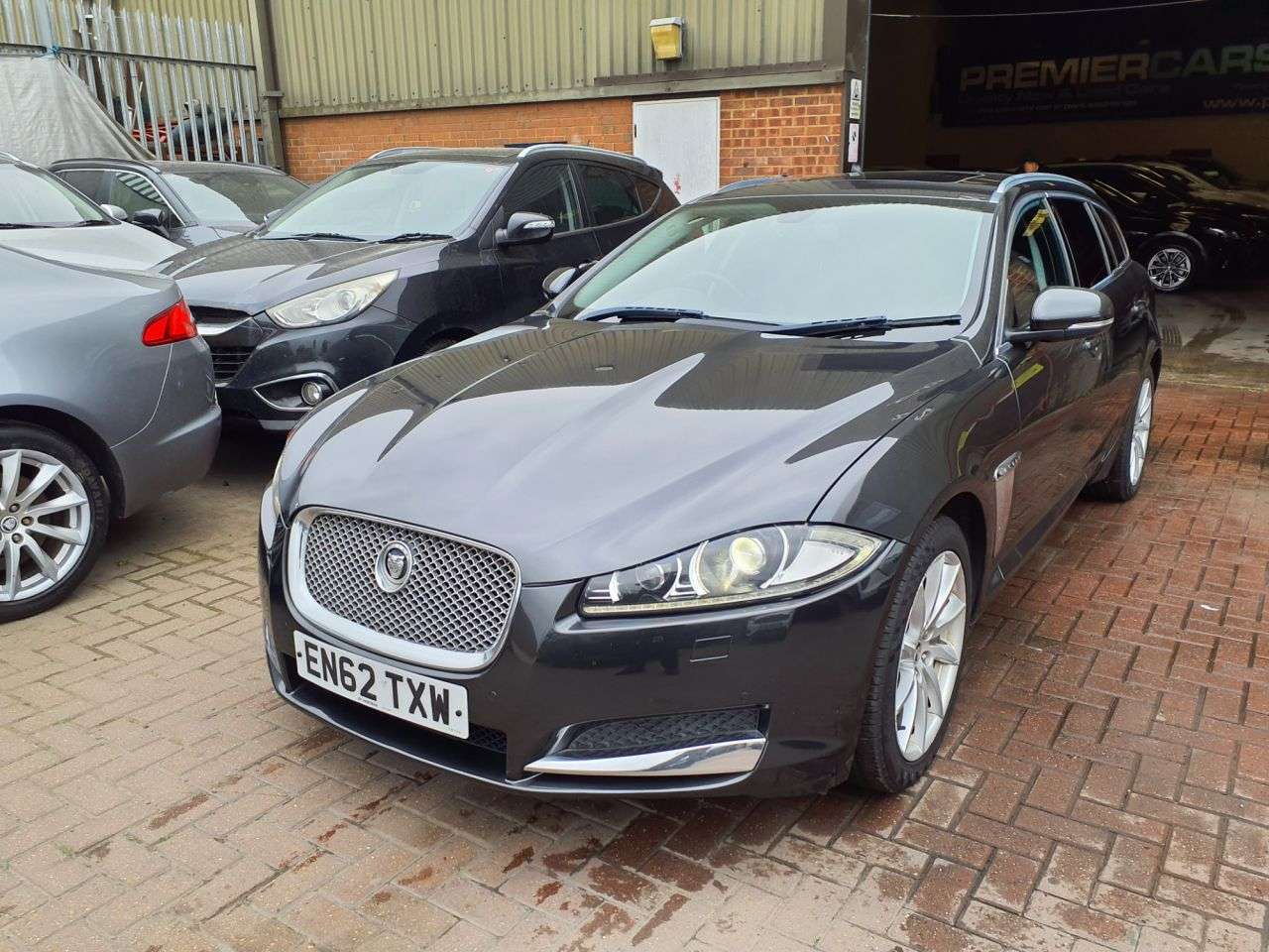 A 2013 JAGUAR XF 3.0d V6 Premium Luxury Sportbrake 5dr Diesel Auto Euro 5 (s/s) (240 ps) FUL A 2013 JAGUAR XF 3.0d V6 Premium Luxury Sportbrake 5dr Diesel Auto Euro 5 (s/s) (240 ps) FUL