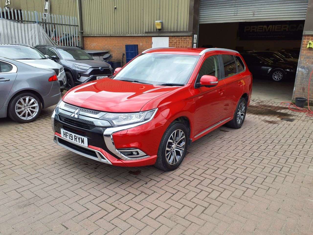 A 2019 MITSUBISHI OUTLANDER 2.2 DI-D 4 SUV 5dr Diesel Auto 4WD Euro 6 (147 ps) 6 MONTHS WARRANTY A 2019 MITSUBISHI OUTLANDER 2.2 DI-D 4 SUV 5dr Diesel Auto 4WD Euro 6 (147 ps) 6 MONTHS WARRANTY
