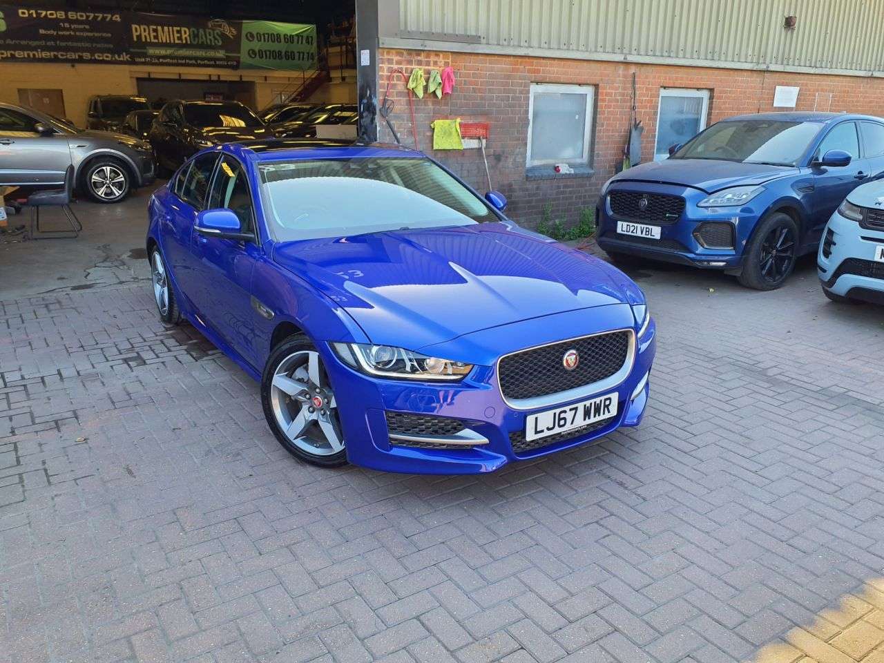 A 2017 JAGUAR XE 2.0i R-Sport Saloon 4dr Petrol Auto Euro 6 (s/s) (250 ps) A 2017 JAGUAR XE 2.0i R-Sport Saloon 4dr Petrol Auto Euro 6 (s/s) (250 ps)