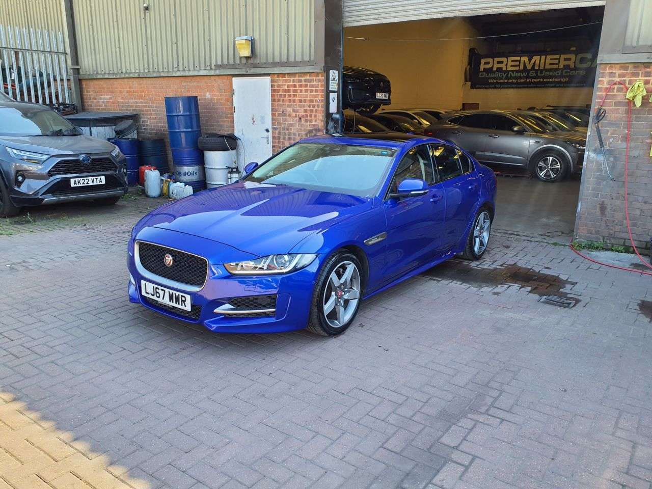A 2017 JAGUAR XE 2.0i R-Sport Saloon 4dr Petrol Auto Euro 6 (s/s) (250 ps) A 2017 JAGUAR XE 2.0i R-Sport Saloon 4dr Petrol Auto Euro 6 (s/s) (250 ps)