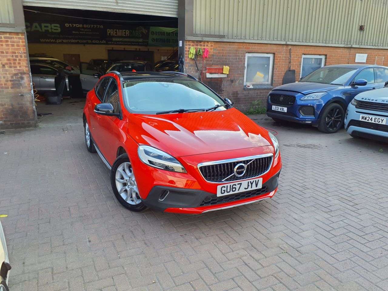 A 2017 VOLVO V40 CROSS COUNTRY 1.5 T3 Pro Hatchback 5dr Petrol Auto Euro 6 (s/s) (152 ps) 6 MONTHS WARRANT A 2017 VOLVO V40 CROSS COUNTRY 1.5 T3 Pro Hatchback 5dr Petrol Auto Euro 6 (s/s) (152 ps) 6 MONTHS WARRANT