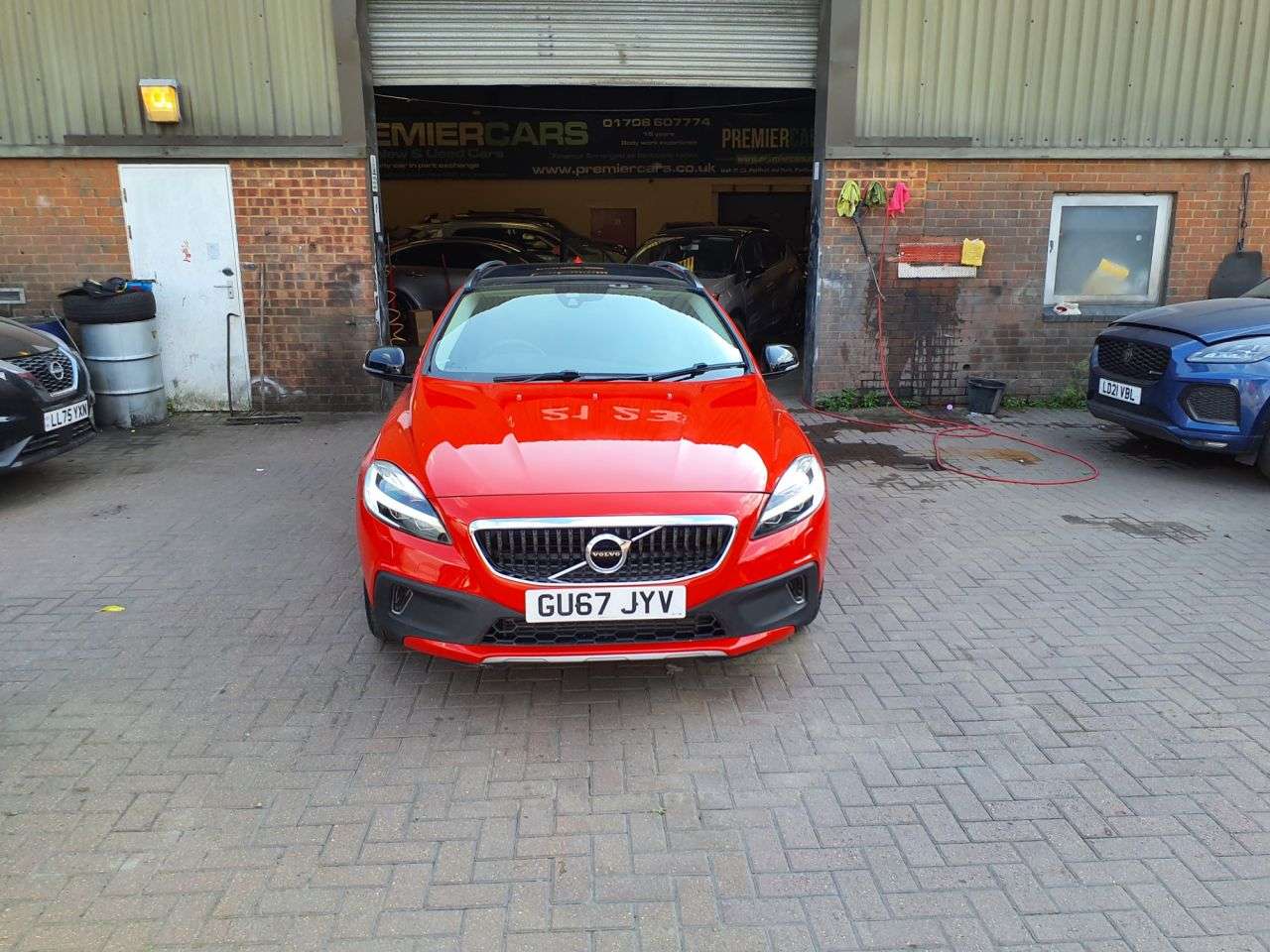 A 2017 VOLVO V40 CROSS COUNTRY 1.5 T3 Pro Hatchback 5dr Petrol Auto Euro 6 (s/s) (152 ps) 6 MONTHS WARRANT A 2017 VOLVO V40 CROSS COUNTRY 1.5 T3 Pro Hatchback 5dr Petrol Auto Euro 6 (s/s) (152 ps) 6 MONTHS WARRANT