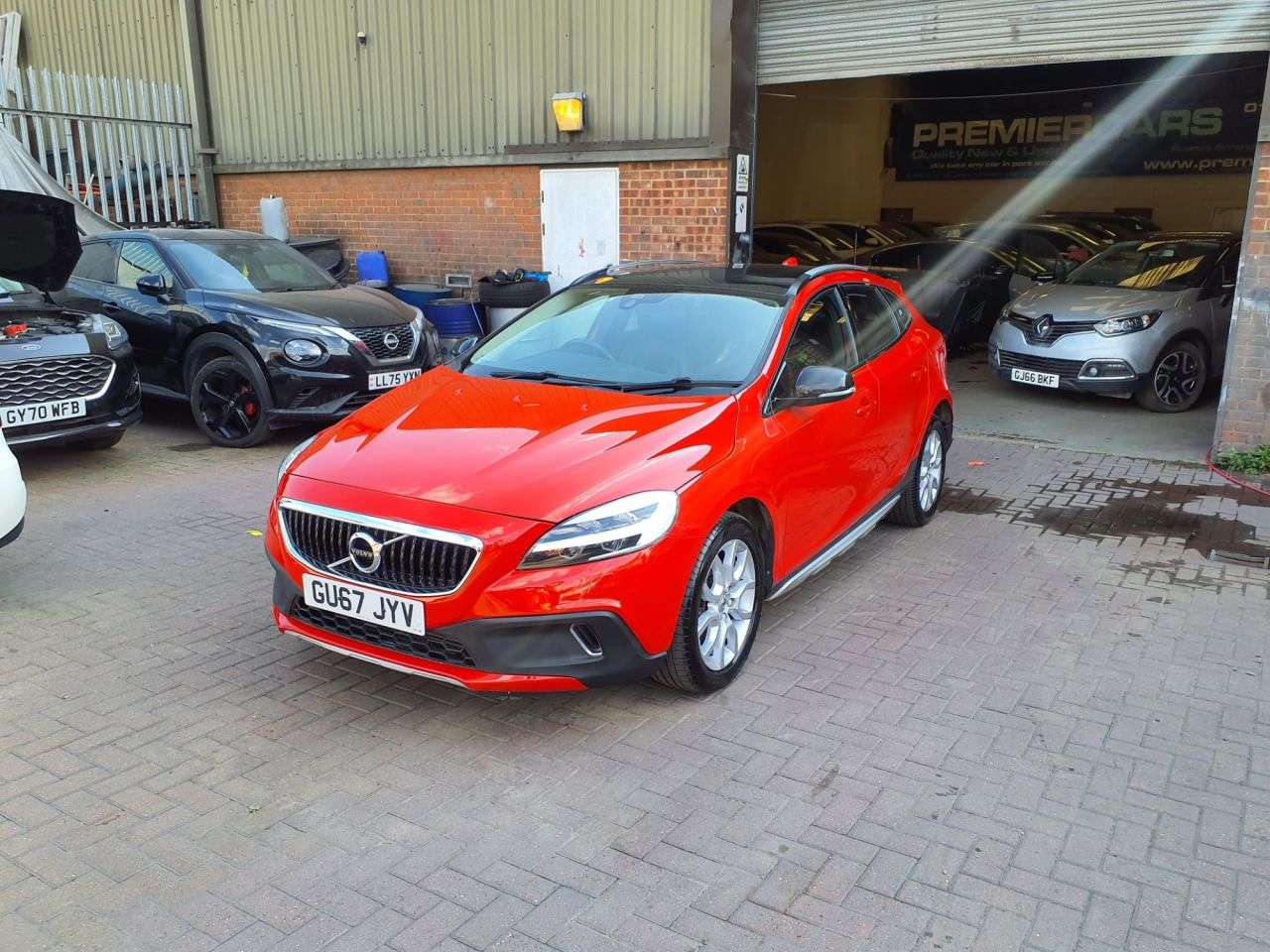 A 2017 VOLVO V40 CROSS COUNTRY 1.5 T3 Pro Hatchback 5dr Petrol Auto Euro 6 (s/s) (152 ps) 6 MONTHS WARRANT A 2017 VOLVO V40 CROSS COUNTRY 1.5 T3 Pro Hatchback 5dr Petrol Auto Euro 6 (s/s) (152 ps) 6 MONTHS WARRANT