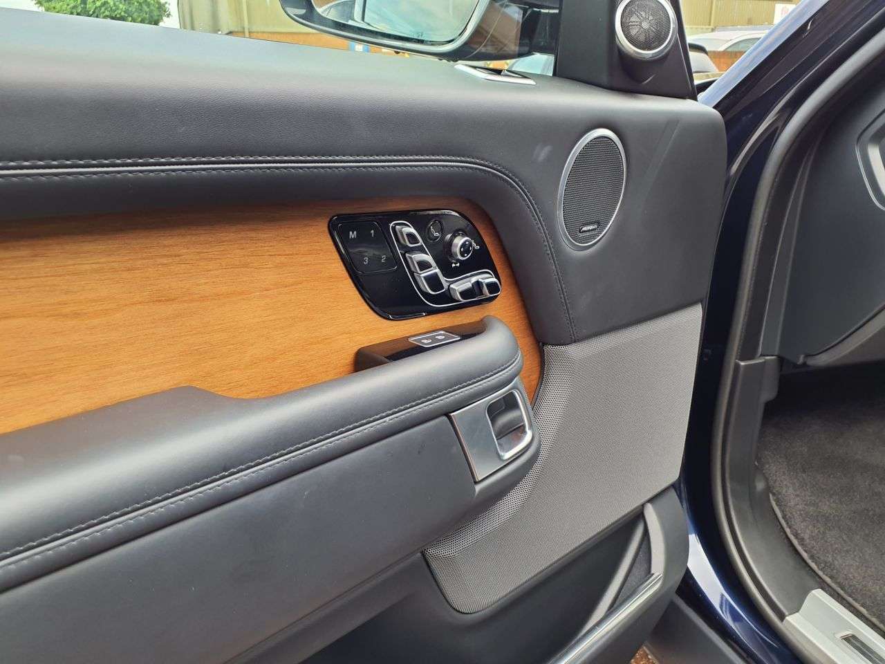 A 2020 LAND ROVER RANGE ROVER 3.0 P400 MHEV Autobiography SUV 5dr Petrol Auto 4WD Euro 6 (s/s) (400 ps) 6 A 2020 LAND ROVER RANGE ROVER 3.0 P400 MHEV Autobiography SUV 5dr Petrol Auto 4WD Euro 6 (s/s) (400 ps) 6