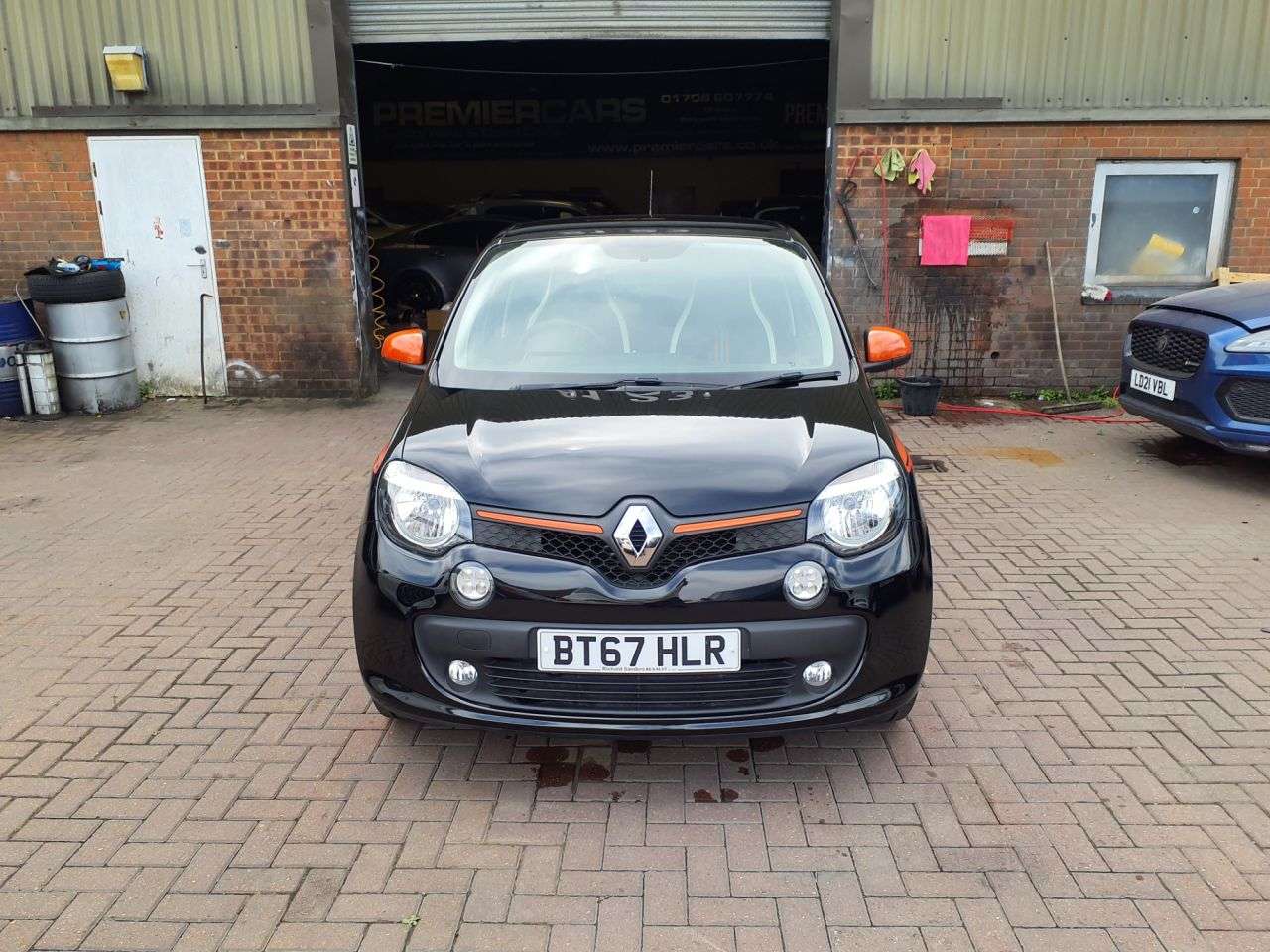A 2017 RENAULT TWINGO 0.9 TCe Dynamique S Hatchback 5dr Petrol EDC Euro 6 (90 ps) 3 MONTHS WARRAN A 2017 RENAULT TWINGO 0.9 TCe Dynamique S Hatchback 5dr Petrol EDC Euro 6 (90 ps) 3 MONTHS WARRAN