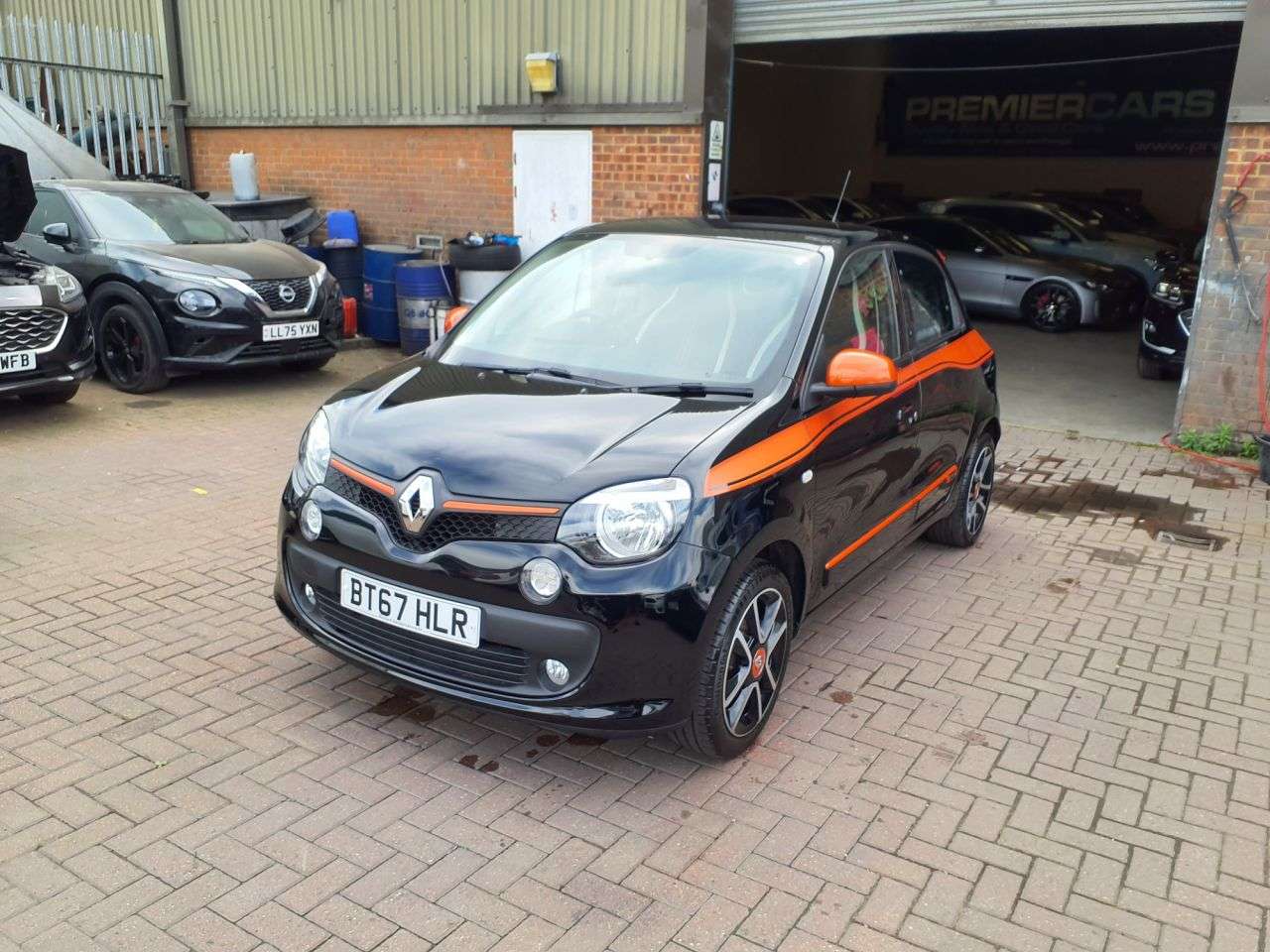 A 2017 RENAULT TWINGO 0.9 TCe Dynamique S Hatchback 5dr Petrol EDC Euro 6 (90 ps) 3 MONTHS WARRAN A 2017 RENAULT TWINGO 0.9 TCe Dynamique S Hatchback 5dr Petrol EDC Euro 6 (90 ps) 3 MONTHS WARRAN