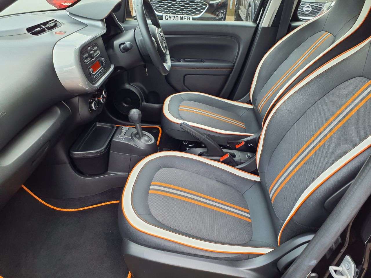 A 2017 RENAULT TWINGO 0.9 TCe Dynamique S Hatchback 5dr Petrol EDC Euro 6 (90 ps) 3 MONTHS WARRAN A 2017 RENAULT TWINGO 0.9 TCe Dynamique S Hatchback 5dr Petrol EDC Euro 6 (90 ps) 3 MONTHS WARRAN