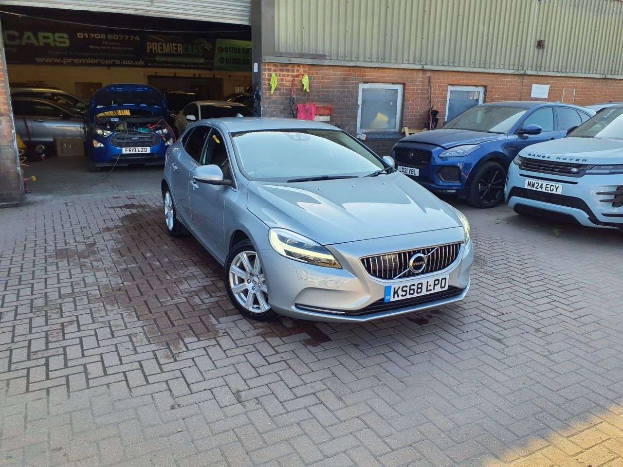 A 2018 VOLVO V40 2.0 T3 GPF Inscription Hatchback 5dr Petrol Manual Euro 6 (s/s) (152 ps) 6 A 2018 VOLVO V40 2.0 T3 GPF Inscription Hatchback 5dr Petrol Manual Euro 6 (s/s) (152 ps) 6