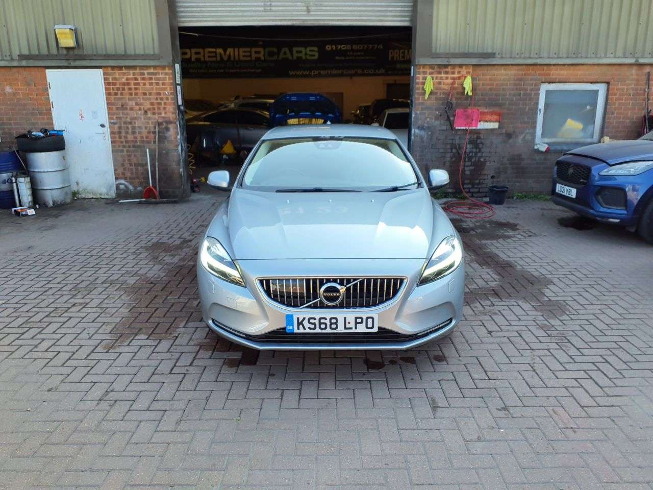 A 2018 VOLVO V40 2.0 T3 GPF Inscription Hatchback 5dr Petrol Manual Euro 6 (s/s) (152 ps) 6 A 2018 VOLVO V40 2.0 T3 GPF Inscription Hatchback 5dr Petrol Manual Euro 6 (s/s) (152 ps) 6