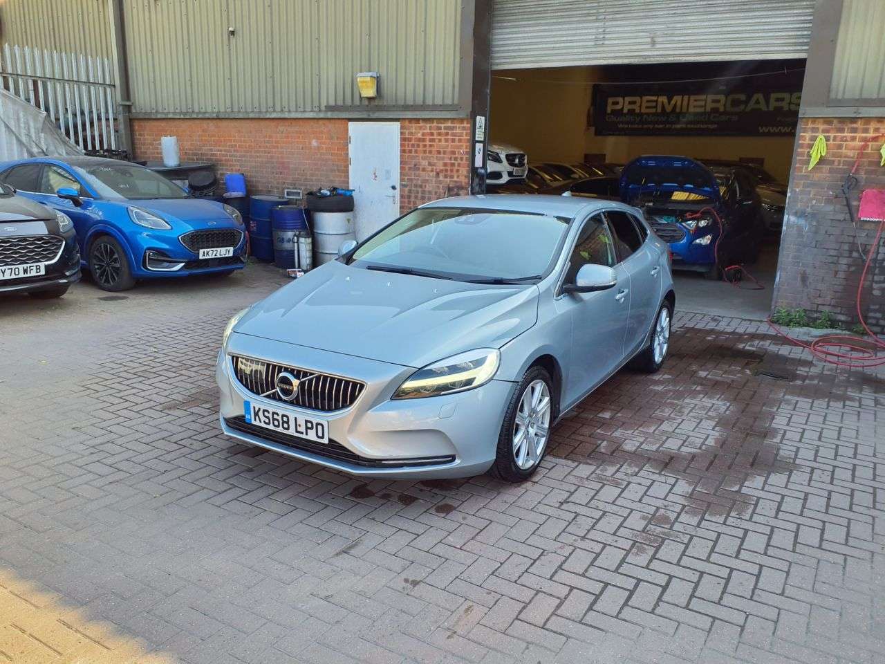 A 2018 VOLVO V40 2.0 T3 GPF Inscription Hatchback 5dr Petrol Manual Euro 6 (s/s) (152 ps) 6 A 2018 VOLVO V40 2.0 T3 GPF Inscription Hatchback 5dr Petrol Manual Euro 6 (s/s) (152 ps) 6