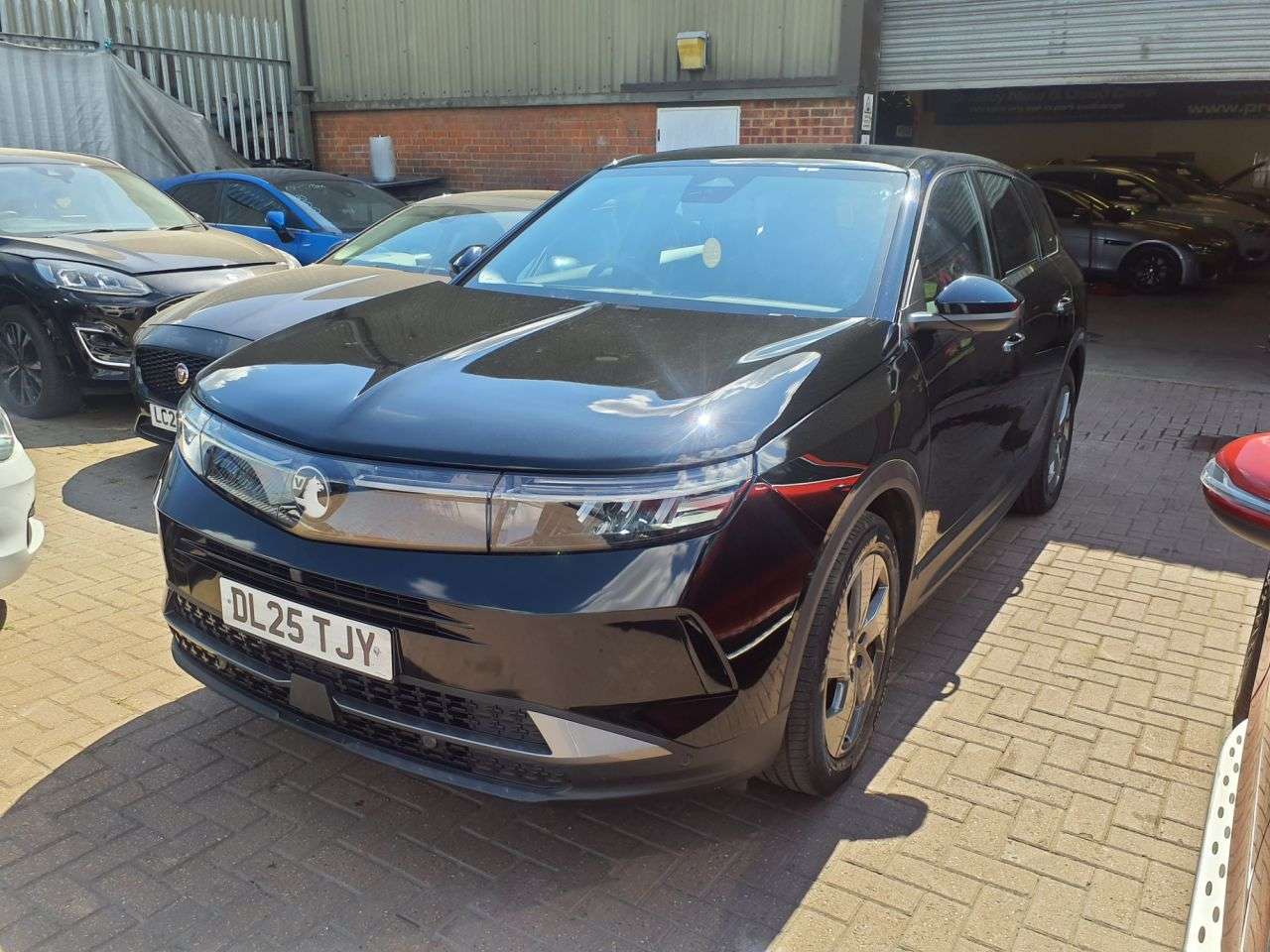 A 2025 VAUXHALL GRANDLAND 1.2 Design SUV 5dr Petrol Hybrid e-DCT Euro 6 (s/s) (136 ps) 6 MONTH WARRAN A 2025 VAUXHALL GRANDLAND 1.2 Design SUV 5dr Petrol Hybrid e-DCT Euro 6 (s/s) (136 ps) 6 MONTH WARRAN