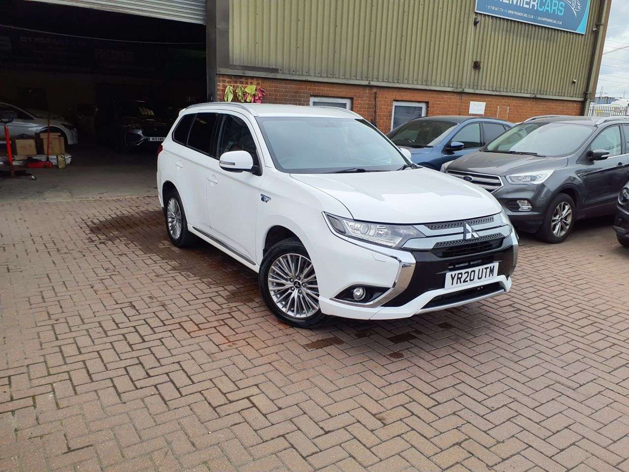 A 2020 MITSUBISHI OUTLANDER 2.4h TwinMotor 13.8kWh Dynamic SUV 5dr Petrol Plug-in Hybrid CVT 4WD Euro 6 A 2020 MITSUBISHI OUTLANDER 2.4h TwinMotor 13.8kWh Dynamic SUV 5dr Petrol Plug-in Hybrid CVT 4WD Euro 6