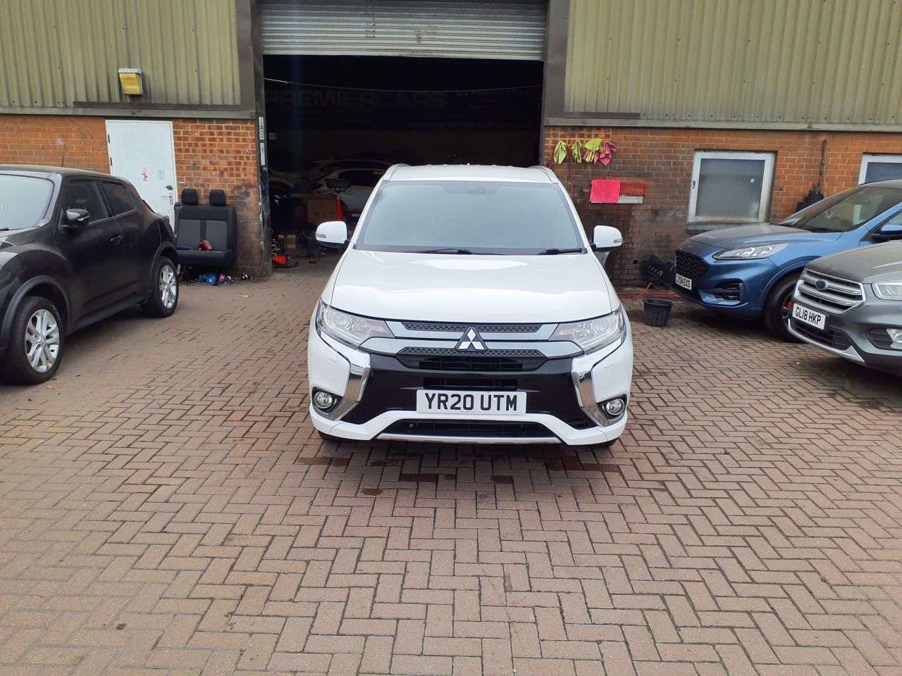 A 2020 MITSUBISHI OUTLANDER 2.4h TwinMotor 13.8kWh Dynamic SUV 5dr Petrol Plug-in Hybrid CVT 4WD Euro 6 A 2020 MITSUBISHI OUTLANDER 2.4h TwinMotor 13.8kWh Dynamic SUV 5dr Petrol Plug-in Hybrid CVT 4WD Euro 6