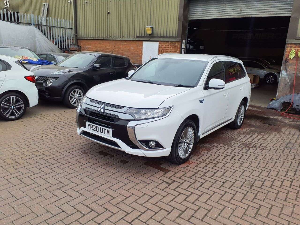 A 2020 MITSUBISHI OUTLANDER 2.4h TwinMotor 13.8kWh Dynamic SUV 5dr Petrol Plug-in Hybrid CVT 4WD Euro 6 A 2020 MITSUBISHI OUTLANDER 2.4h TwinMotor 13.8kWh Dynamic SUV 5dr Petrol Plug-in Hybrid CVT 4WD Euro 6