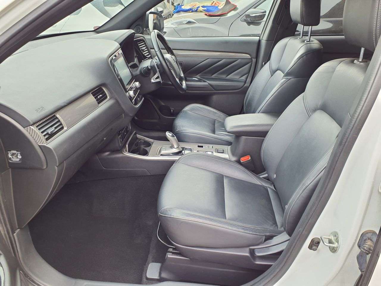 A 2020 MITSUBISHI OUTLANDER 2.4h TwinMotor 13.8kWh Dynamic SUV 5dr Petrol Plug-in Hybrid CVT 4WD Euro 6 A 2020 MITSUBISHI OUTLANDER 2.4h TwinMotor 13.8kWh Dynamic SUV 5dr Petrol Plug-in Hybrid CVT 4WD Euro 6