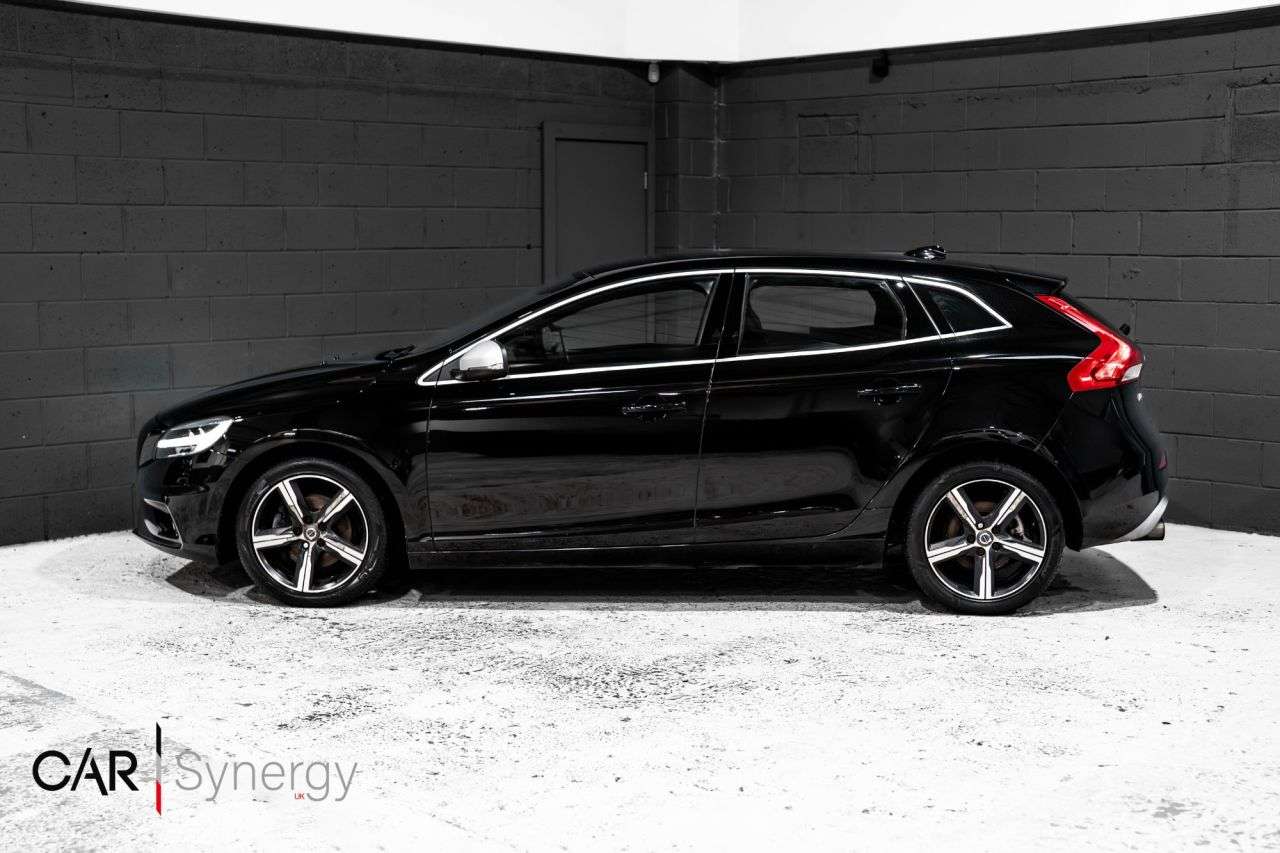 2017 VOLVO V40 2017 VOLVO V40