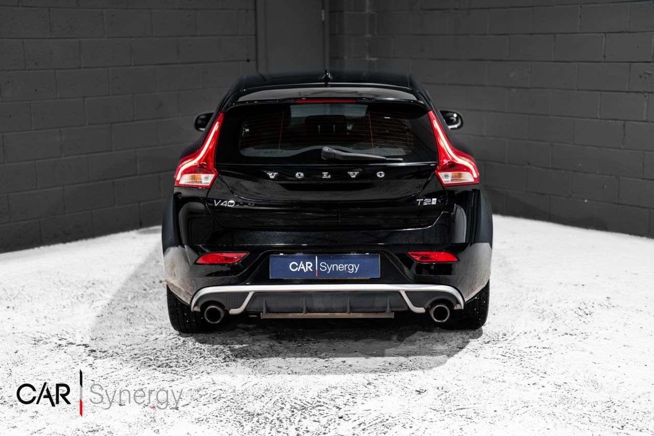 2017 VOLVO V40 2017 VOLVO V40