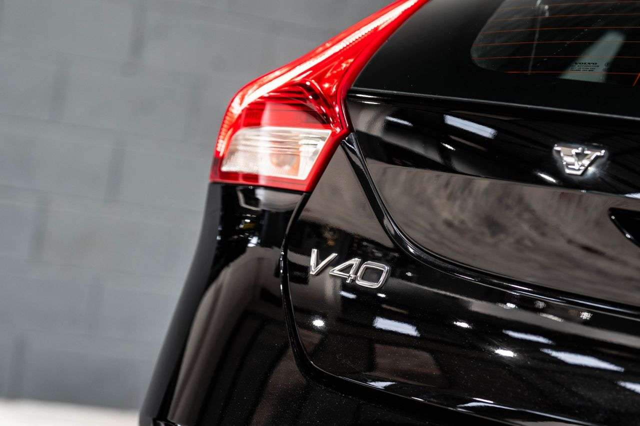 2017 VOLVO V40 2017 VOLVO V40