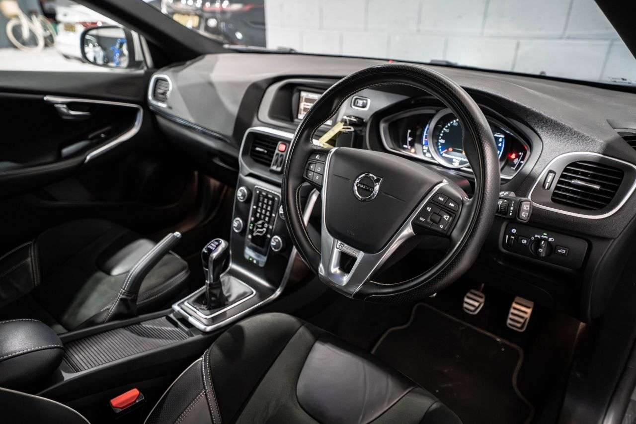 2017 VOLVO V40 2017 VOLVO V40